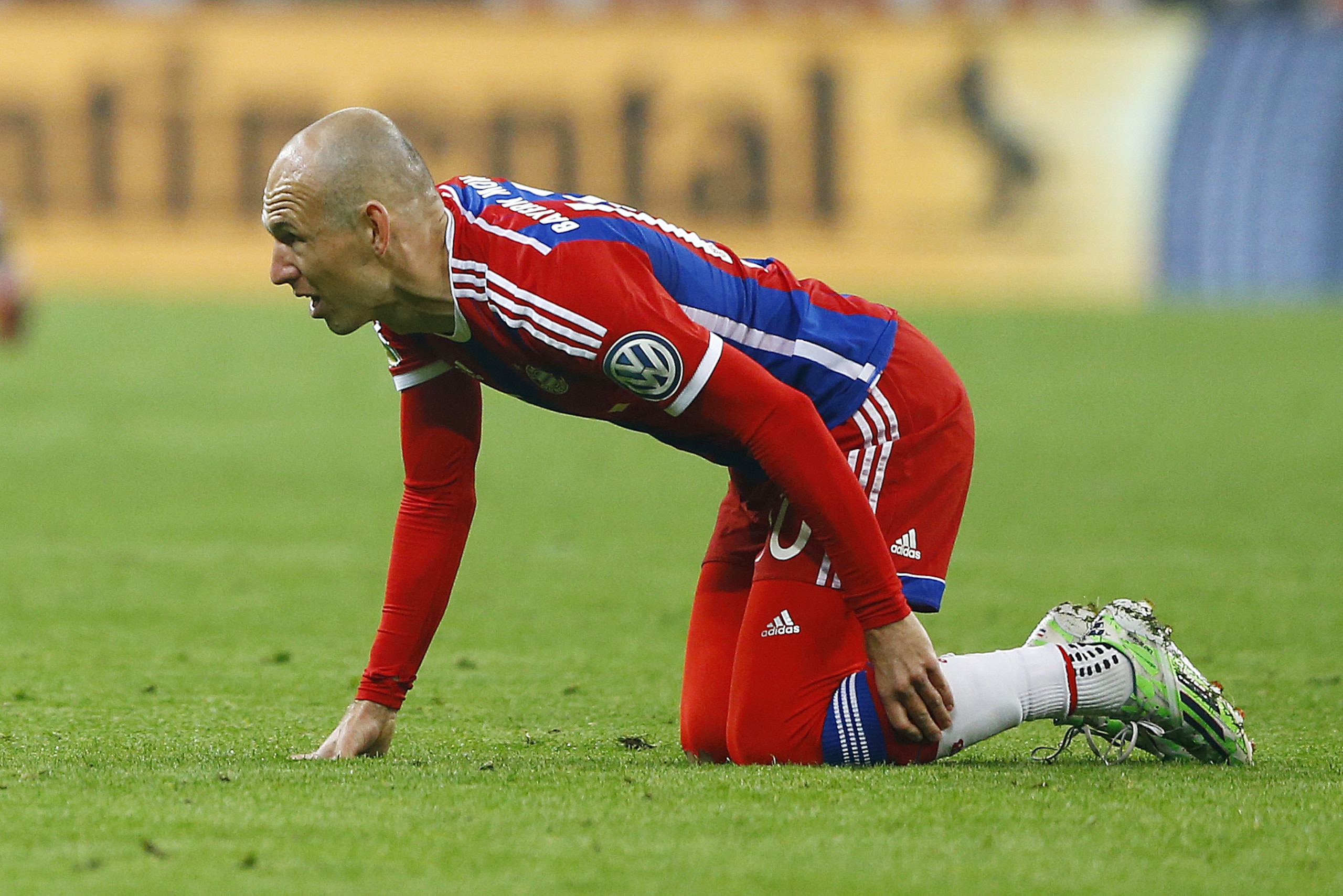 Bayern's Arjen Robben holds his leg during the German soccer cup (DFB Pokal) semifinal match between FC Bayern Munich and Borussia Dortmund at the Allianz Arena in Munich, Germany, on Tuesday, April 28, 2015. (AP Photo/Matthias Schrader)