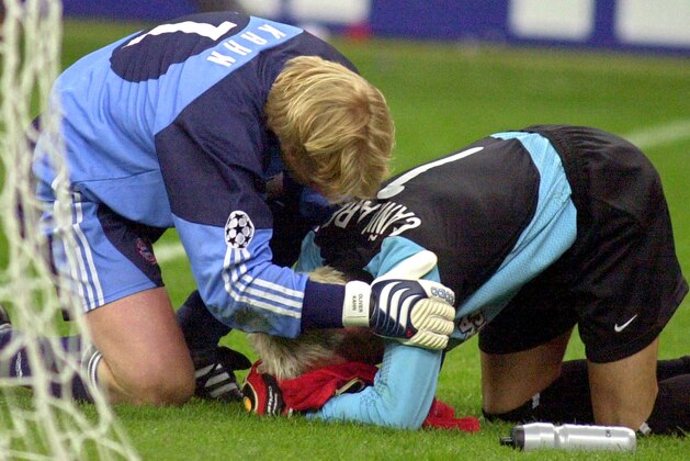 Bayern Munich goalie Oliver Kahn, left, consoles Valencia's goalie Santiago Canizares after Bayern Munich won the shooutout and captured the Champions League trophy at the San Siro stadium in Milan, Italy, Wednesday, May 23, 2001. (AP Photo/Luca Bruno)