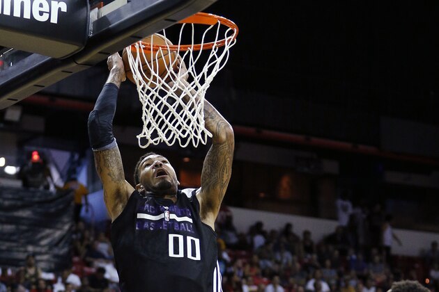 Sacramento Kings’ Willie Cauley-Stein attempts a dunk against the Toronto Raptors during the first half of an NBA summer league basketball game Friday, July 10, 2015, in Las Vegas. (AP Photo/John Locher)