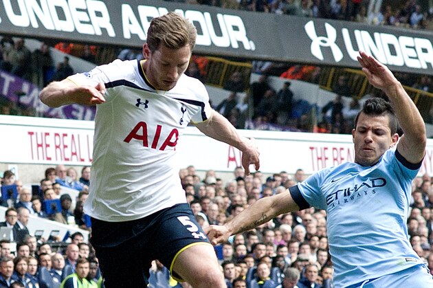Tottenham Hotspurs's Jan Vertonghen, left, controls the ball in front of Manchester City's Sergio Aguero, during the English Premier League soccer match between Tottenham Hotspurs and Manchester City, at White Hart Lane Stadium in London, Sunday, May 3, 2015. (AP Photo/Bogdan Maran)