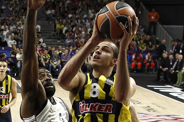 Fenerbahce Ulker's Nemanja Bjelica, right, shoots over Real's K. C. Rivers, second right, during the Euroleague Final Four semifinal basketball match between Real Madrid and Fenerbahce Ulker in Madrid, Spain, Friday, May 15, 2015. (AP Photo/Andres Kudacki)