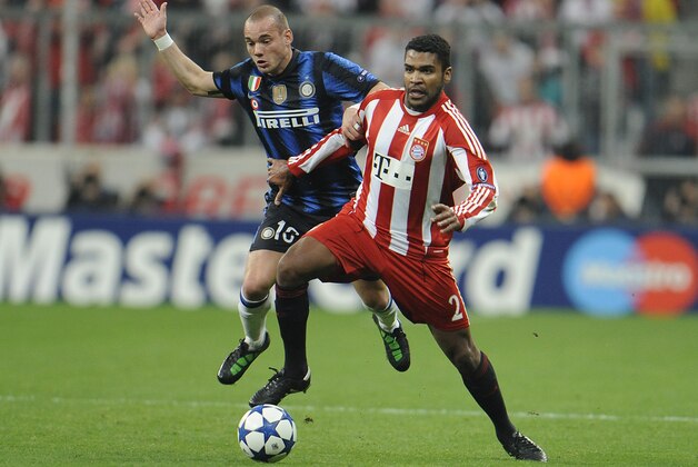 Bayern's Breno, right, and Milan's Wesley Sneijder challenge for the ball during the Champions League round of 16 second leg soccer match between FC Bayern Munich and Inter Milan in Munich, southern Germany, Tuesday, March, 15, 2011. (AP Photo/Kerstin Joensson)