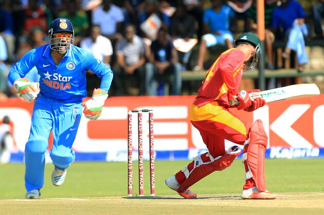 Indian wicketkeeper Robin Uthappa, left, appeals unsuccessfully for the wicket of Zimbabwean batsman Sean Williams during the Twenty20 cricket match in Harare, Zimbabwe, Sunday July 19, 2015. (AP Photo/Tsvangirayi Mukwazhi)