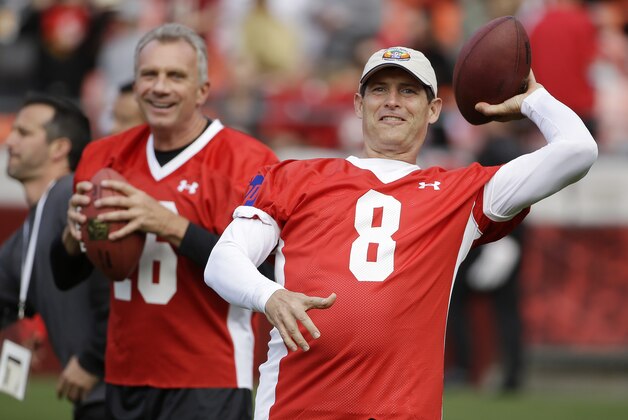 San Francisco 49ers Hall of Fame quarterbacks Steve Young, right, and Joe Montana, left, warm up before the start of the