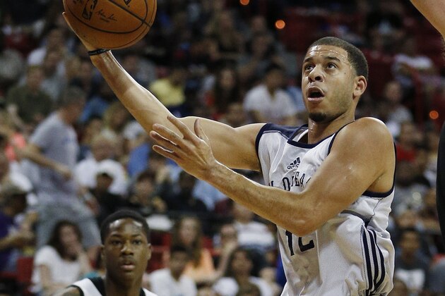 New Orleans Pelicans’ Seth Curry shoots over Phoenix Suns’ Josh Harrellson during the first half of an NBA summer league basketball game Sunday, July 19, 2015, in Las Vegas. (AP Photo/John Locher)