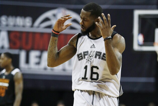 San Antonio Spurs’ Jonathan Simmons reacts after a play against the Phoenix Suns during the first half of an NBA summer league basketball game Monday, July 20, 2015, in Las Vegas. (AP Photo/John Locher)
