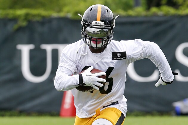 Pittsburgh Steelers running back Le'Veon Bell (26) runs the ball during the NFL football minicamp, Thursday, June 18, 2015 in Pittsburgh. (AP Photo/Keith Srakocic)
