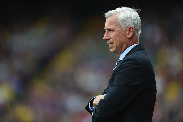 LONDON, ENGLAND - MAY 24: Alan Pardew manager of Crystal Palace looks on during the Barclays Premier League match between Crystal Palace and Swansea City at Selhurst Park on May 24, 2015 in London, England.  (Photo by Tom Dulat/Getty Images)