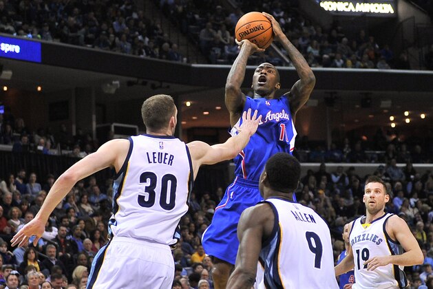 Jamal Crawford, de los Clippers de Los Ángeles, dispara frente a Jon Leuer, Tony Allen y Beno Udrih, de los Grizzlies de Memphis, en el encuentro del viernes 27 de febrero de 2015 (AP Foto/Brandon Dill)