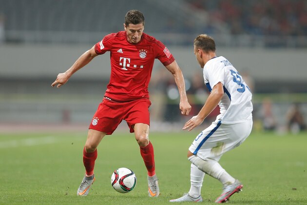 SHANGHAI, CHINA - JULY 21:  Robert Lewandowski (L) of FC Bayern Muenchen challenges federico Dimarco of FC Internazionale during the international friendly match between FC Bayern Muenchen and Inter Milan of the Audi Football Summit 2015 at Shanghai Stadium on July 21, 2015 in Shanghai, China.  (Photo by Lintao Zhang/Getty Images)