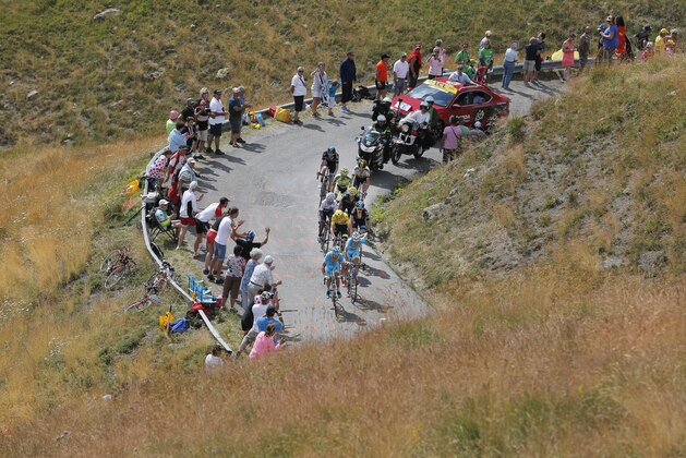 The group with Italy's Vincenzo Nibali, Britain's Chris Froome, wearing the overall leader's yellow jersey, Colombia's Nairo Quintana, wearing the best young rider's white jersey, Spain's Alejandro Valverde, and Robert Gesink of the Netherlands, climb during the seventeenth stage of the Tour de France cycling race over 161 kilometers (100 miles) with start in Digne-les-Bains and finish in Pra Loup, France, Wednesday, July 22, 2015.  (AP Photo/Christophe Ena)