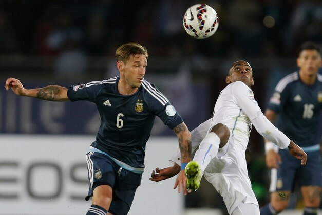 Argentina's Lucas Biglia, left, fight for the ball with Uruguay's Abel Hernandez during a Copa America Group B soccer match at La Portada stadium in La Serena, Tuesday, June 16, 2015. (AP Photo/Natacha Pisarenko)