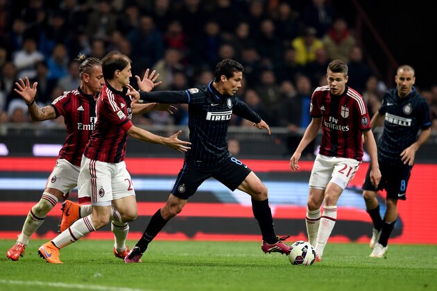 MILAN, ITALY - APRIL 19:  Hernanes of FC Internazionale (C) in action during the Serie A match between FC Internazionale Milano and AC Milan at Stadio Giuseppe Meazza on April 19, 2015 in Milan, Italy.  (Photo by Claudio Villa - Inter/Getty Images)