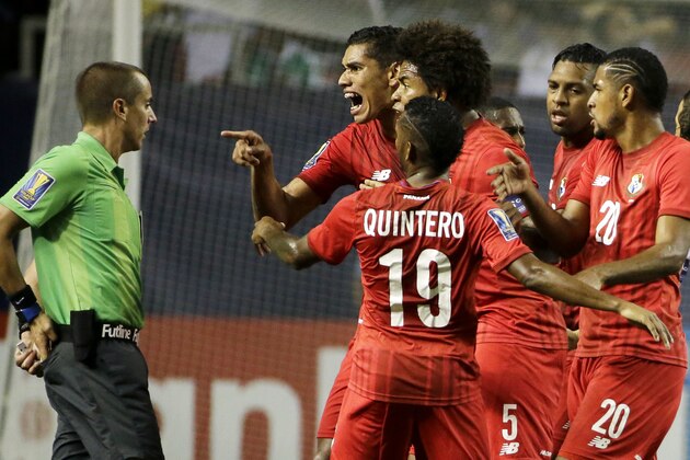 Panama's Valentin Pimentel, center right, points at referee Mark Geiger, who had given a red card to Panama's Luis Tejada, not seen, during the first half of Panama's CONCACAF Gold Cup soccer semifinal against Mexico on Wednesday, July 22, 2015, in Atlanta. (AP Photo/David Goldman)