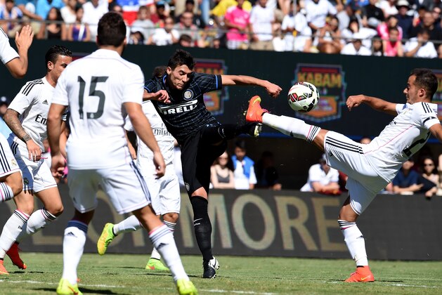 BERKELEY, CA - JULY 26:  Ruben Botta of FC Inter Milan (C) in action during the match between FC Internazionale and Real Madrid at California Memorial Stadium on July 26, 2014 in Berkeley, California.  (Photo by Claudio Villa - Inter/Getty Images)
