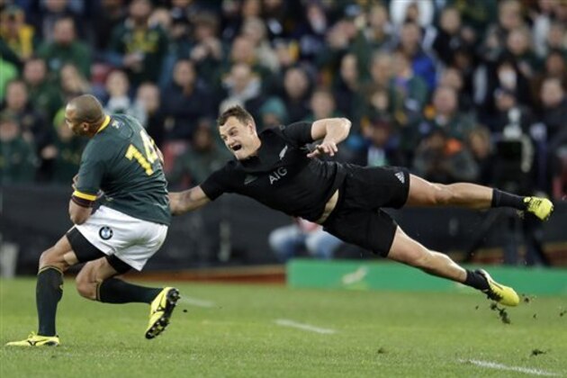 South Africa's Cornal Hendricks, left, avoids a tackle from New Zealand Lima Sopoaga, right, during their Rugby Championship test match at Ellis Park stadium in Johannesburg, South Africa, Saturday, July 25, 2015.  (AP Photo/Themba Hadebe)