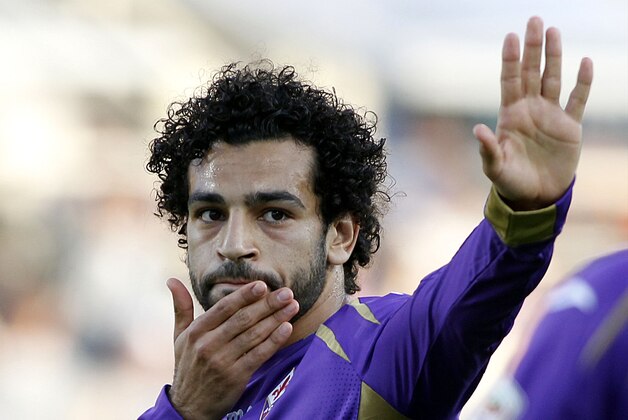 Fiorentina's Mohamed Salah waves during a Serie A soccer match between Fiorentina and Parma at the Artemio Franchi stadium in Florence, Italy, Monday, May 18,  2015. (AP Photo/Fabrizio Giovannozzi)