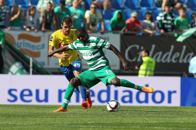 ESTORIL, PORTUGAL - MAY 10:  Sporting's midfielder William Carvalho vies with Estoril's forward Leo Bonatini during the Prmeira Liga match between Estoril and Sporting CP at Estadio Antonio Coimbra da Mota on May 10, 2015 in Estoril, Portugal.  (Photo by Carlos Rodrigues/Getty Images)