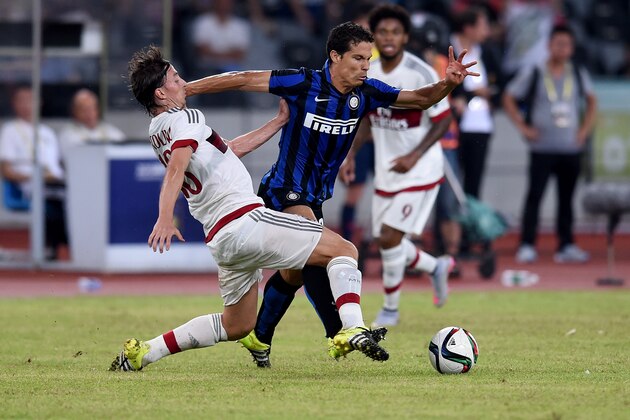 SHENZHEN, CHINA - JULY 25:  Hernanes of FC Internazionale (C) in action during the International Champions Cup match between AC Milan and FC Internazionale  on July 25, 2015 in Shenzhen, China.  (Photo by Claudio Villa - Inter/Getty Images)