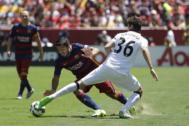 FC Barcelona's Luis Suarez, left, defends Manchester United's Matteo Darmian during the first half of an International Champions Cup soccer match in Santa Clara, Calif., Saturday, July 25, 2015. (AP Photo/Jeff Chiu)