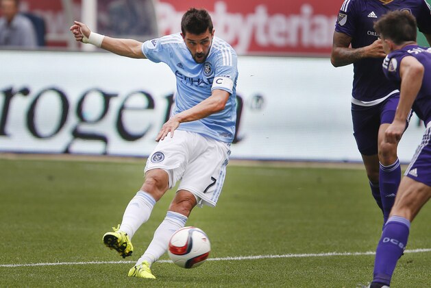 El español del New York City FC, David Villa, anota ante el Orlando City SC durante la primera mitad del juego de la MLS en Yankee Stadium el domingo 26 de julio de 2015 en Nueva York. (Foto AP/Jason DeCrow)