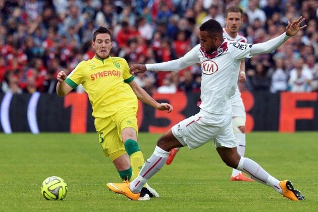 Bordeaux's forward Isaac Thelin (R) vies with Nantes' French midfielder Jordan Veretout during the French L1 football match between Bordeaux (FCGB) and Nantes on May 9,2015 at the Chaban-Delmas Stadium in Bordeaux, southwestern France.  AFP PHOTO / JEAN PIERRE MULLER        (Photo credit should read JEAN-PIERRE MULLER/AFP/Getty Images)
