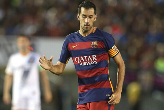 PASADENA, CA - JULY 21: Sergio Busquets #5 of FC Barcelona in action against the Los Angeles Galaxy in the International Champions Cup 2015 at Rose Bowl on July 21, 2015 in Pasadena, California.  (Photo by Stephen Dunn/Getty Images)