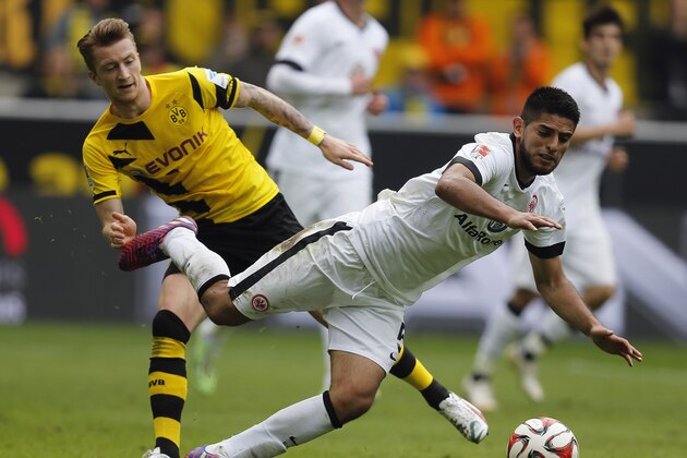 Dortmund's Marco Reus, left, and Frankfurt's Carlos Zambrano from Peru challenge for the ball during the German first division Bundesliga soccer match between BvB Borussia Dortmund and Eintracht Frankfurt in Dortmund, Germany, Saturday, April 25, 2015. (AP Photo/Frank Augstein)