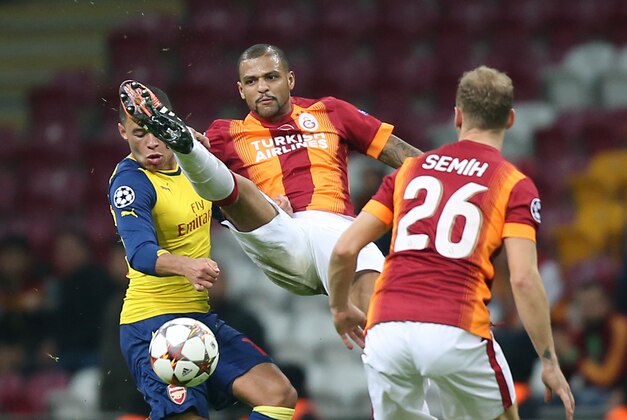 Arsenal's Alex Oxlade-Chaberlain, left, and Felipe Melo of Galatasaray, center, fight for the ball during their Champions League Group D soccer match at the Turk Telekom Arena Stadium in Istanbul, Turkey, Tuesday, Dec. 9, 2014. Galatasaray's Semih Kaya is at the right. (AP Photo/Emrah Gurel) Arsenal's Alex Oxlade-Chaberlain, left, and Felipe Melo of Galatasaray, center, fight for the ball during their Champions League Group D soccer match at the Turk Telekom Arena Stadium in Istanbul, Turkey, Tuesday, Dec. 9, 2014. Galatasaray's Semih Kaya is at the right. (AP Photo/Emrah Gurel)