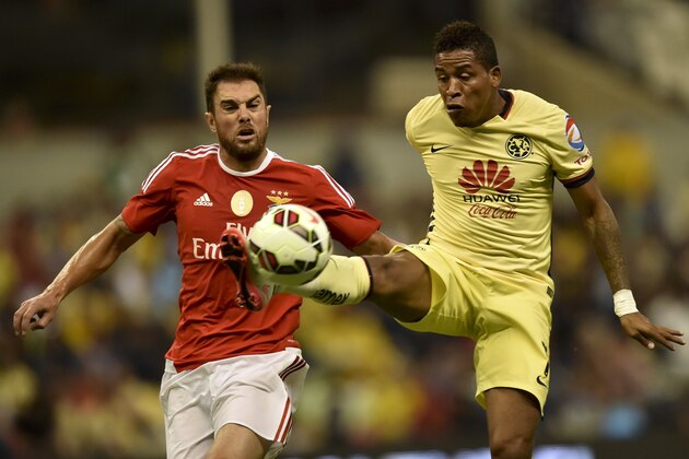 Benfica's defender Jardel (L) vies for the ball with America's  forward Michael Arroyo (R) during their International Champions Cup tournament match at the Azteca stadium in Mexico City on July 28, 2015. AFP PHOTO/ Yuri CORTEZ        (Photo credit should read YURI CORTEZ/AFP/Getty Images)