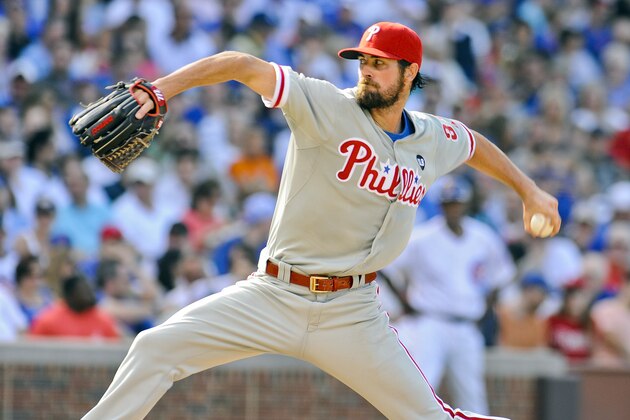El pitcher abridor de los Filis de Filadelfia Cole Hamels hace un lanzamiento en el duelo contra los Cachorros de Chicago en el que logró partido sin hit ni carrera el sábado 25 de julio de 2015. (Foto AP/Matt Marton)