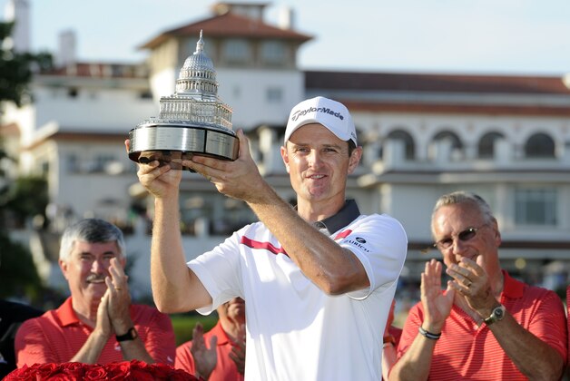 El inglés Justin Rose posa con el trofeo después de que ganó el torneo de golf Quicken Loans, el domingo 29 de junio de 2014, en Bethesda, Maryland. (Foto AP/Nick Wass)