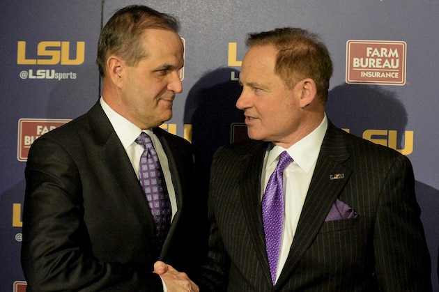 Newly appointed LSU defensive coordinator Kevin Steele, left, shakes hands with LSU head coach Les Miles during a news conference at Louisiana State in Baton Rouge, La., Wednesday, Jan. 14, 2015. (AP Photo/Hilary Scheinuk)