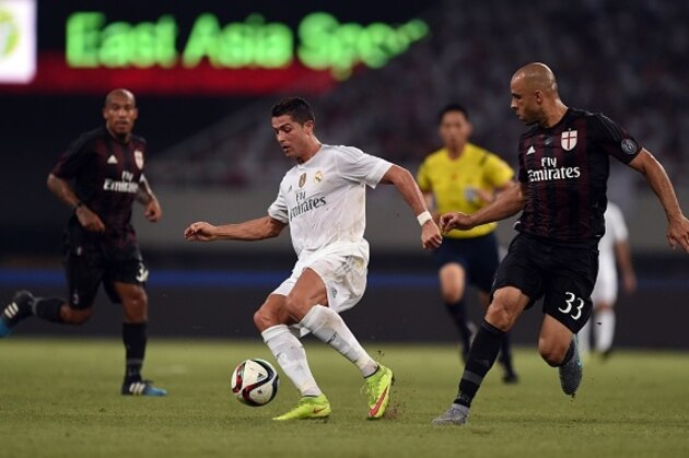 Real Madrid's Portuguese forward Cristiano Ronaldo (C) and AC Milan's Brazilian defender Rodriego Alex vie for the ball during the International Champions Cup football match between AC Milan and Real Madrid in Shanghai on July 30, 2015.   AFP PHOTO / JOHANNES EISELE        (Photo credit should read JOHANNES EISELE/AFP/Getty Images)