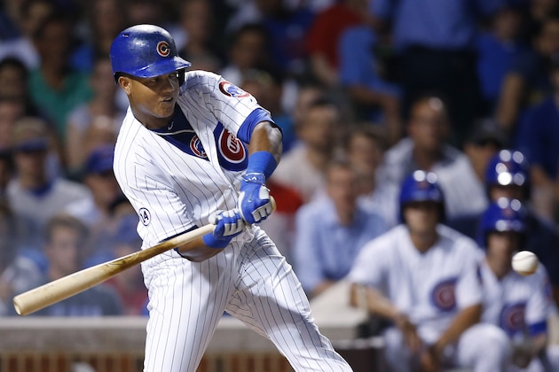 Starlin Castro, de los Cachorros de Chicago pega un sencillo de dos remolcadas ante los Rockies de Colorado durante el cuarto inning de su partido de béisbol en Chicago, el 27 de julio de 2015. (Foto AP/Andrew A. Nelles)
