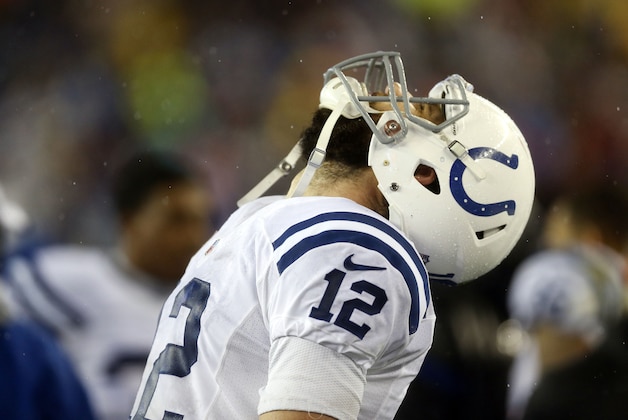 Andrew Luck, quarterback de los Colts de Indianápolis, inclina la cabeza hacia atrás luego de ver interceptado uno de sus pases en la segunda mitad de la final de la Conferencia Americana ante los Patriots de Nueva Inglaterra, el domingo 18 de enero de 2015 (AP Foto/Julio Cortez)
