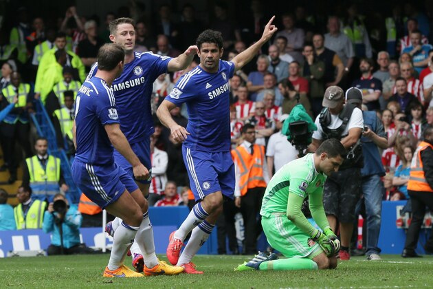 Chelsea’s Diego Costa, center right, celebrates after scoring a penalty during the English Premier League soccer match between Chelsea and Sunderland at Stamford Bridge, London, Sunday, May 24, 2015. (AP Photo/Tim Ireland)