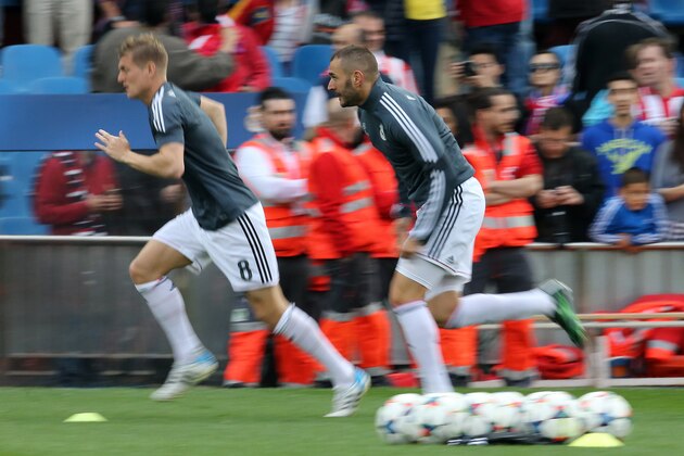 MADRID, SPAIN - APRIL 14: Toni Kroos and Karim Benzema of Real Madrid warm up before the UEFA Champions League Quarter Final First Leg match between Atletico Madrid and Real Madrid at Estadio Vicente Calderon stadium on April 14, 2015 in Madrid, Spain. (Photo by Jean Catuffe/Getty Images)