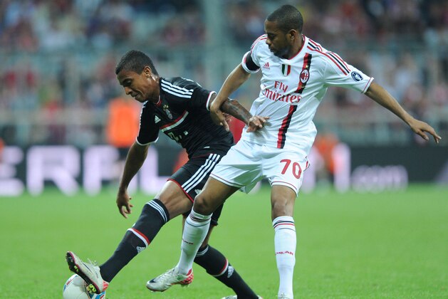 Bayern Munich's Dutch defender Luiz Gustavo (L) and Milan's Brazil striker Robinho (R) challenge for the ball during the Audi Cup football match between FC Bayern Munich and AC Milan in Munich, southern Germany, on July 26, 2011. AFP PHOTO / CHRISTOF STACHE (Photo credit should read CHRISTOF STACHE/AFP/Getty Images)