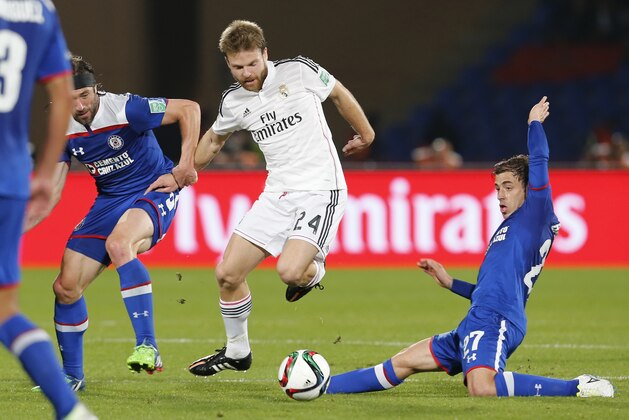 Real Madris's Illarramendi challenges for the ball with Cruz Azul's Hugo Pavone,left and Hernan Bernardello, right, during the semi final soccer match between Real Madrid and Cruz Azul at the Club World Cup soccer tournament in Marrakech, Morocco, Tuesday, Dec. 16, 2014. (AP Photo/Abdeljalil Bounhar)