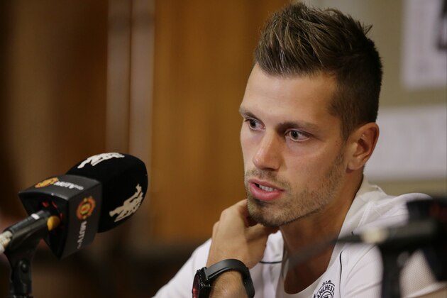 Morgan Schneiderlin talks to reporters after he was introduced as one of the newest signings to Manchester United, Wednesday, July 15, 2015, in Bellevue, Wash. Manchester United is in Seattle for an international friendly soccer match against Mexico's Club America to be played on Friday. (AP Photo/Ted S. Warren) Morgan Schneiderlin talks to reporters after he was introduced as one of the newest signings to Manchester United, Wednesday, July 15, 2015, in Bellevue, Wash. Manchester United is in Seattle for an international friendly soccer match against Mexico's Club America to be played on Friday. (AP Photo/Ted S. Warren)