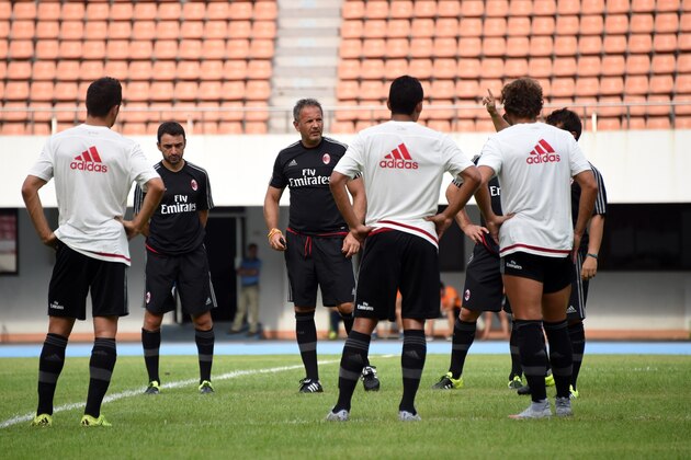 AC Milan Croatian head coach Sinisa Mihajlovic (C) attends attend a training session on the eve of the AC Milan against Inter Milan football match during the International Champions Cup in Shenzhen on July 24, 2015.  AFP PHOTO / JOHANNES EISELE        (Photo credit should read JOHANNES EISELE/AFP/Getty Images)