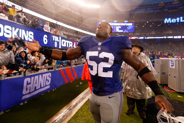 EAST RUTHERFORD, NJ - DECEMBER 29:  (NEW YORK DAILIES OUT) Jon Beason #52 of the New York Giants waves to the crowd after defeating the Washington Redskins at MetLife Stadium on December 29, 2013 in East Rutherford, New Jersey. Giants defeated the Redskins 20-6.  (Photo by Mike Stobe/Getty Images)