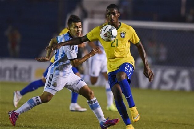 Brazil's Gerson, right, controls the ball under pressure from Argentina's Angel Correa during their South America Under-20 soccer match in Montevideo, Uruguay, Sunday, Feb. 1, 2015. (AP Photo/Matilde Campodonico)
