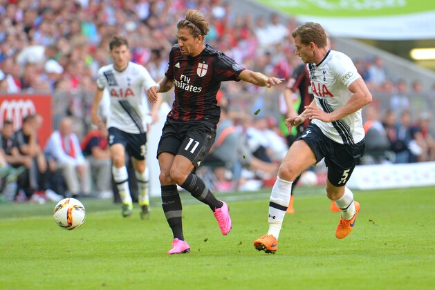 Milan's Alessio Cerci, left, challenge for the ball with Tottenham's Jan Vertonghen during  their friendly soccer match between AC Milan and Tottenham Hotspur, in the Allianz Arena stadium in Munich, southern Germany, Wednesday, Aug. 5, 2015. (AP Photo/Kerstin Joensson)