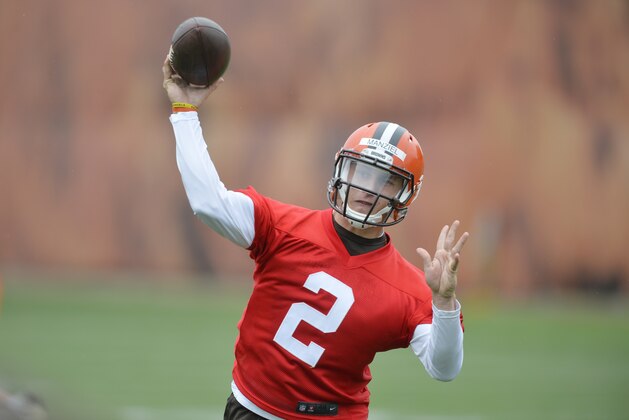 Cleveland Browns quarterback Johnny Manziel throws a pass during NFL football minicamp in Berea, Ohio, Wednesday, June 17, 2015. (AP Photo/David Richard)
