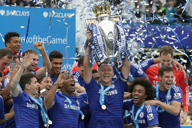 Chelsea’s John Terry, center, lifts the trophy as Chelsea players celebrate after the English Premier League soccer match between Chelsea and Sunderland at Stamford Bridge stadium in London, Sunday, May 24, 2015. Chelsea were awarded the trophy after winning the English Premier League. (AP Photo/Tim Ireland)