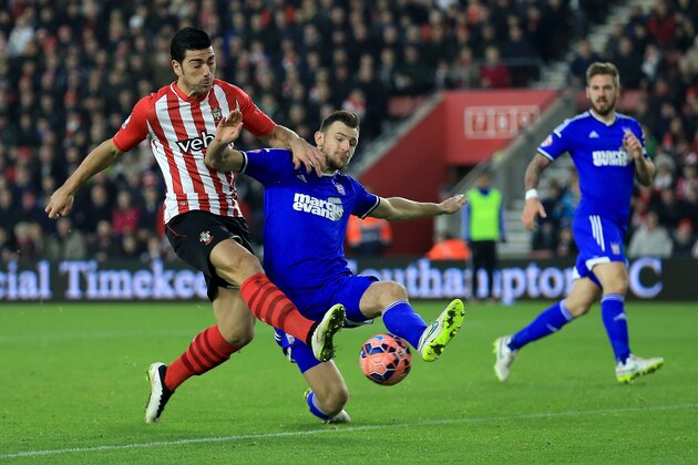 SOUTHAMPTON, ENGLAND - JANUARY 04:  Luke Chambers of Ipswich Town challenges Graziano Pelle of Southampton during the FA Cup Third Round match between Southampton and Ipswich Town at St Mary's Stadium on January 4, 2015 in Southampton, England.  (Photo by David Cannon/Getty Images)