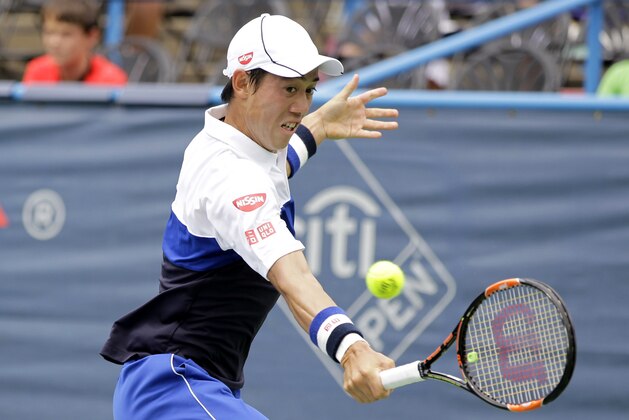 El japonés Kei Nishikori devuelve una pelota ante el australiano Sam Groth en el torneo de Washington el viernes, 7 de agosto de 2015. (AP Photo/Luis M. Alvarez)