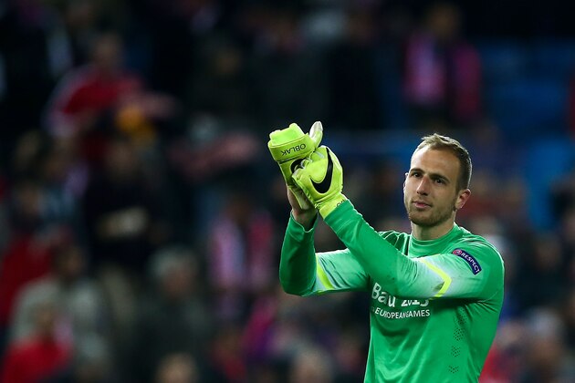 MADRID, SPAIN - MARCH 17: Goalkeeper Jan Oblak of Atletico de Madrid claps to the audience after winning the UEFA Champions League round of 16 second leg match between Club Atletico de Madrid and Bayer 04 Leverkusen at Vicente Calderon Stadium on March 17, 2015 in Madrid, Spain.  (Photo by Gonzalo Arroyo Moreno/Getty Images)